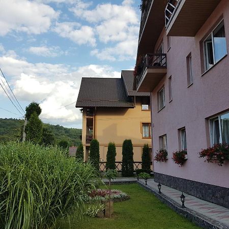 U Neli Hotel Solochyn Exterior photo